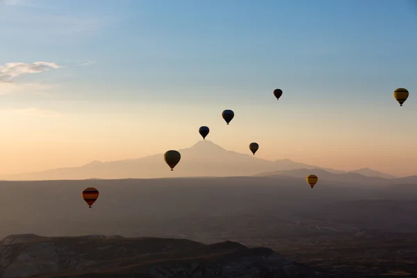 Kappadokien, Turkiet.Den största turistattraktionen i Kappadokien, flygningen med ballongen vid soluppgången — Stockfoto