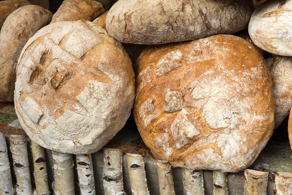 素朴なパンの伝統的焙煎. — ストック写真