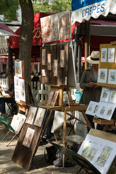 Mercado de Artistas al Aire Libre en la Plaza Tertre (Place du Tertre) en Montmartre — Foto de Stock