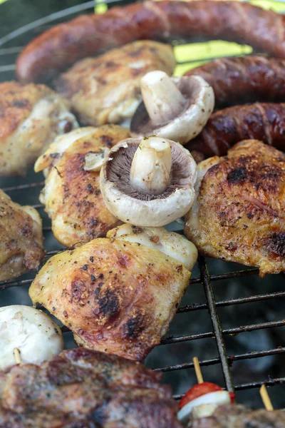 Barbecue met heerlijk gegrild vlees op grill — Stockfoto