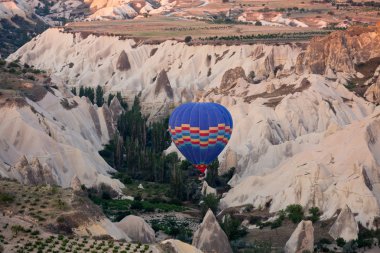 Kapadokya, Türkiye. Kapadokya 'nın en büyük turistik cazibesi. Gün doğumunda balonla uçmak.