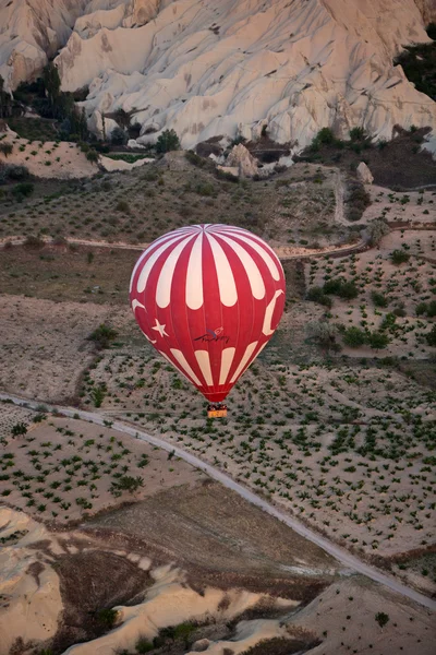 Capadócia, Turquia.A maior atração turística da Capadócia, o voo com o balão ao nascer do sol — Fotografia de Stock