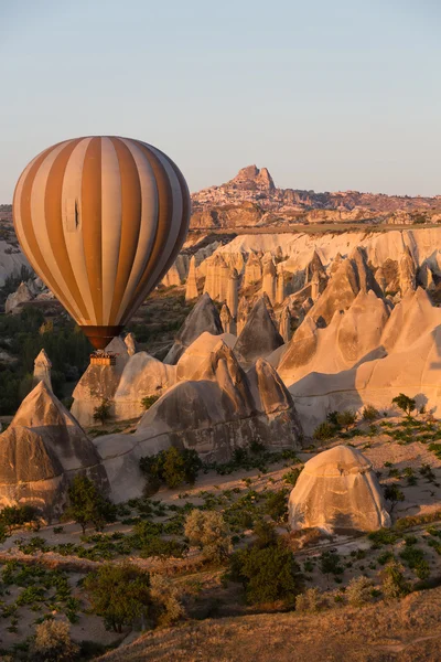 Capadócia, Turquia.A maior atração turística da Capadócia, o voo com o balão ao nascer do sol — Fotografia de Stock