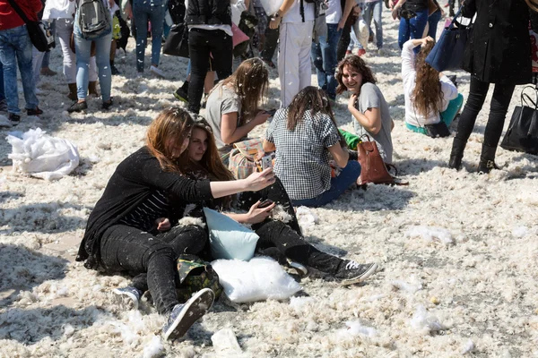 International pillow fight — Stock Photo, Image