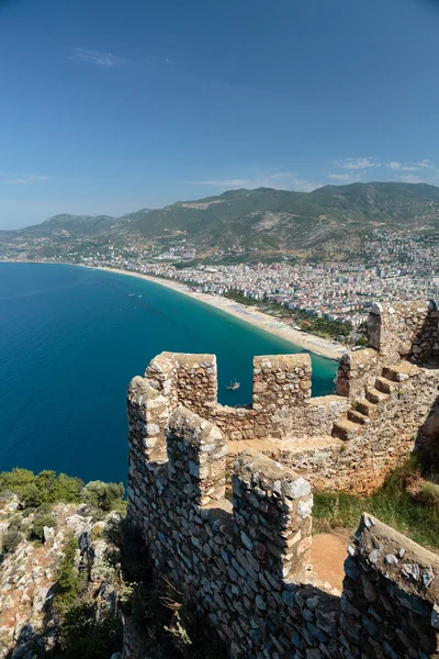 Castillo de Alanya construido sobre rocas y playa de Cleopatra, Antalya, Turquía — Foto de Stock