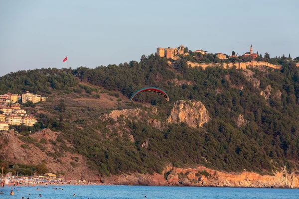 The paraglider over the beach of  Cleopatra in Alanya. Turkey — Stock Photo, Image