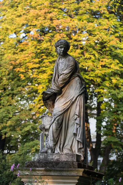 巴黎-卢森堡花园。米歇尔 · 安吉埃的L'Hiver雕塑 — 图库照片