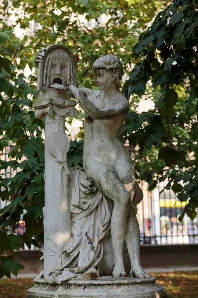 卢森堡花园的卢森堡宫、 巴黎、 法国的雕像 — 图库照片