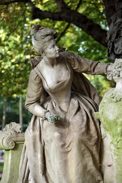 Paris - en skulptur av vacker kvinna i Luxembourg-trädgården — Stockfoto