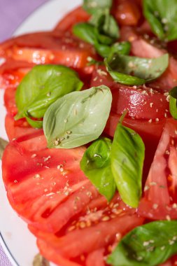 Fesleğenli domates dilimlenmiş,