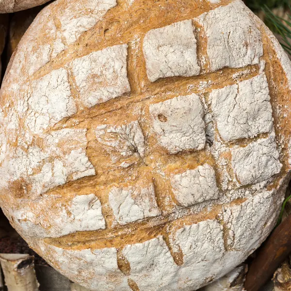 Prosty chleb pieczony tradycyjnie. — Zdjęcie stockowe