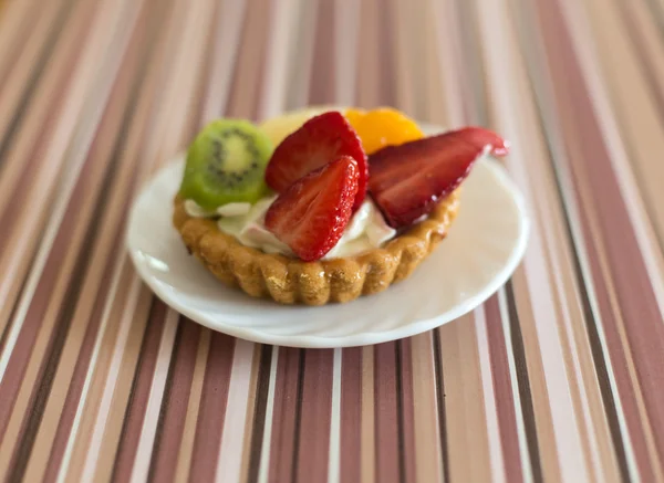 Close up of sweet cake with fruits — Stock Photo, Image