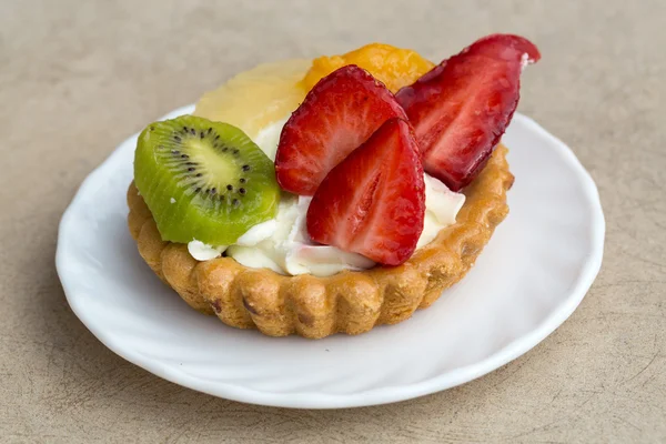Close up of sweet cake with fruits — Stock Photo, Image