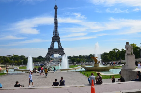 Πύργος του Άιφελ δει από την κρήνη στο Jardins du Trocadero — Φωτογραφία Αρχείου