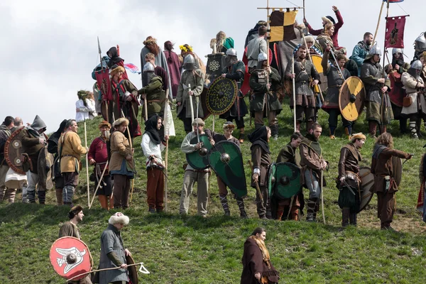 Participantes no identificados de Rekawka - tradición polaca, celebrada en Cracovia el martes después de Pascua . —  Fotos de Stock