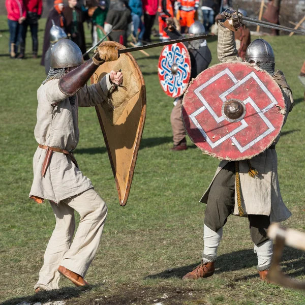 Participantes no identificados de Rekawka - tradición polaca, celebrada en Cracovia el martes después de Pascua . —  Fotos de Stock