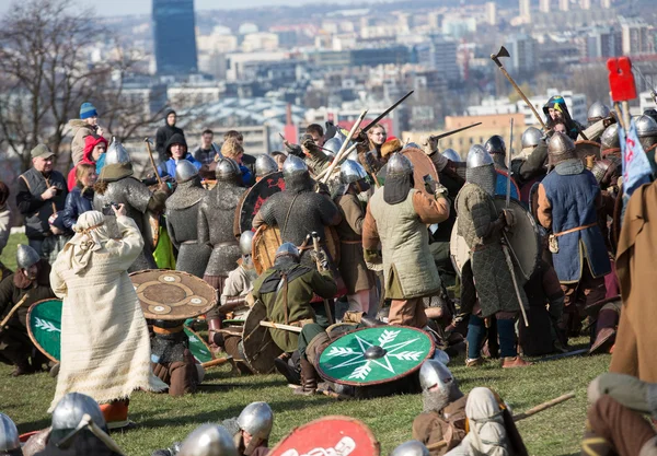 Participantes não identificados de Rekawka - tradição polonesa, celebrada em Cracóvia na terça-feira após a Páscoa . — Fotografia de Stock