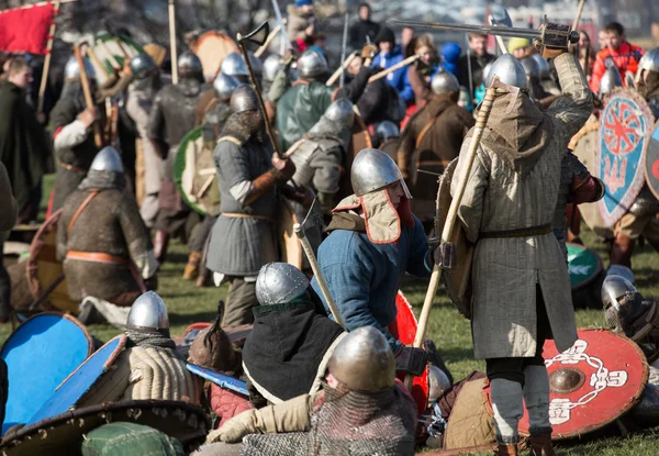 Unbekannte Teilnehmer der Rekawka - polnischen Tradition, die am Dienstag nach Ostern in Krakau gefeiert wurde. — Stockfoto