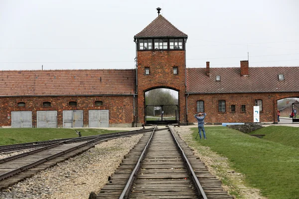 Główne wejście do obozu koncentracyjnego auschwitz birkenau — Zdjęcie stockowe