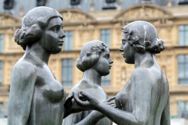 Paris - bronz heykel Aristide Maillol Tuileries bahçesinde tarafından üç perileri