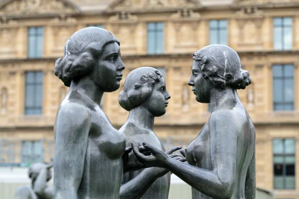 Parigi - Scultura in bronzo Le tre ninfe di Aristide Maillol nel giardino delle Tuileries — Foto Stock