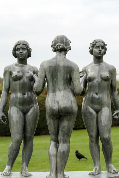 Parigi - Scultura in bronzo Le tre ninfe di Aristide Maillol nel giardino delle Tuileries — Foto Stock