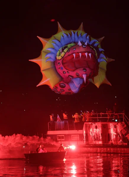 Ежегодный парад Великих Драконов, связанный с фейерверком , — стоковое фото