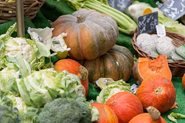 Kürbisse zum Verkauf in einem Gemüseladen — Stockfoto