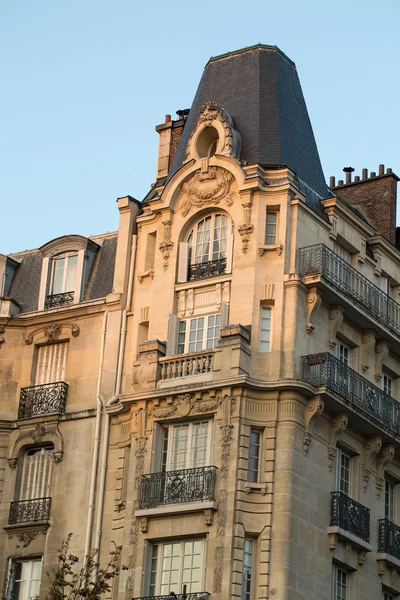 Köşe tipik evinin Balkonlu, Paris, Fransa — Stok fotoğraf