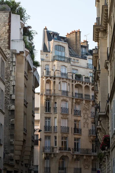 Esquina de casa típica con balcón en París, Francia —  Fotos de Stock