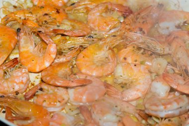 Zeytinyağında kızartılmış sarımsaklı körfez karidesi.