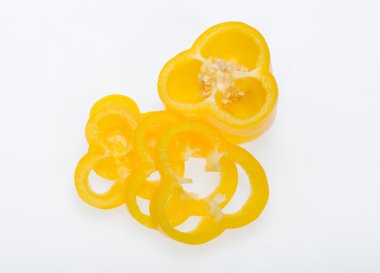 beyaz arkaplanda izole edilmiş tatlı biber