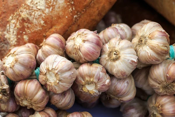 Nahaufnahme von rustikalem Brot und Zwiebeln mit frischem Knoblauch — Stockfoto