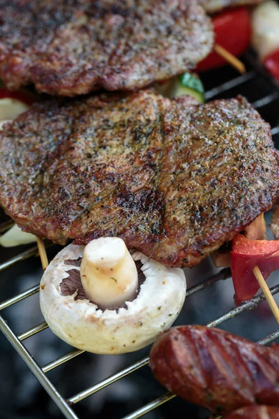 Grill z pysznym grillowanym mięsem na grillu — Zdjęcie stockowe