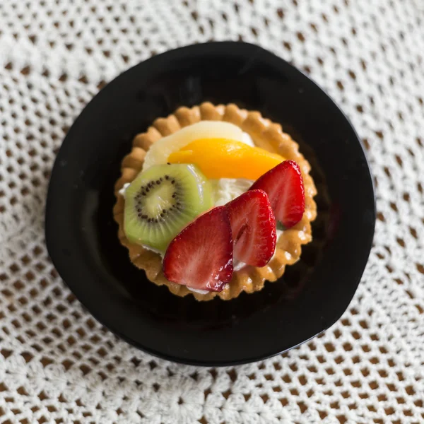 Close up of sweet cake with fruits — Stock Photo, Image