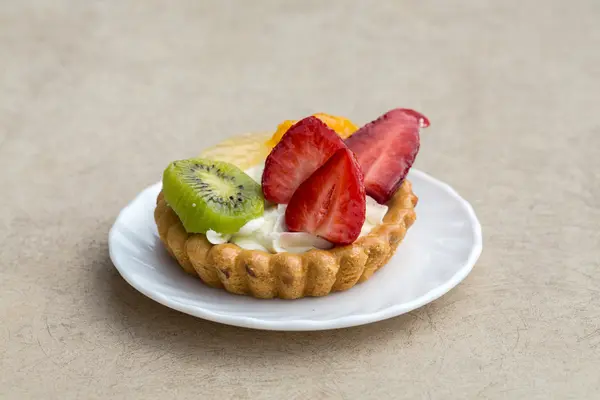 Close up of sweet cake with fruits — Stock Photo, Image