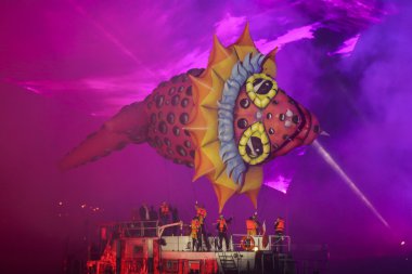 Yıllık büyük ejderhalar geçit töreni havai fişek ile bağlı,