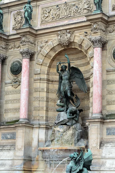 Standbeelden van fontein saint michel in Parijs — Stockfoto