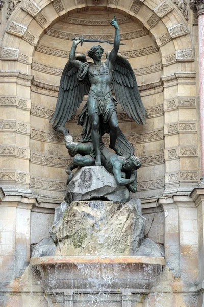 Statyer av fontänen saint michel i paris — Stockfoto