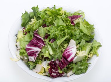 Yeşil ve kırmızı yaprak marul. Beyaz bir arka plan üzerinde izole