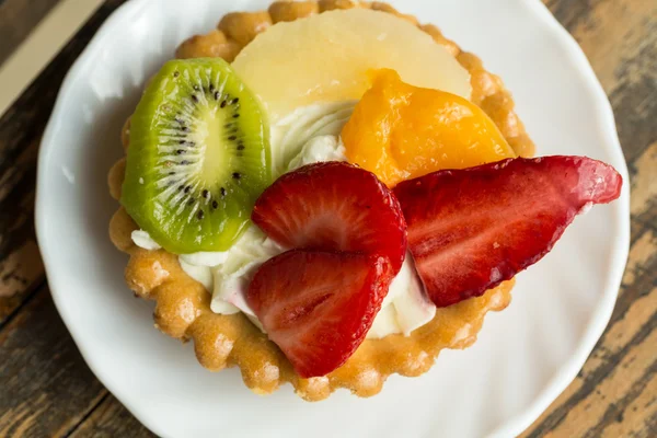 Закрыть сладкий пирог с фруктами — стоковое фото