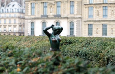 Paris - bronz heykel baigneuse tarafından aristide maillol tuileries bahçesinde