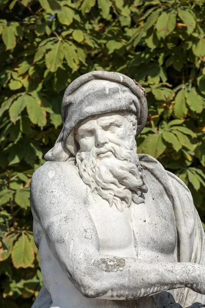 Париж - Бронзовая скульптура "Река" Аристида Майоля в саду Тюильри — стоковое фото