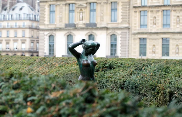Париж - Бронзовая скульптура Аристида Майоля в саду Тюильри — стоковое фото