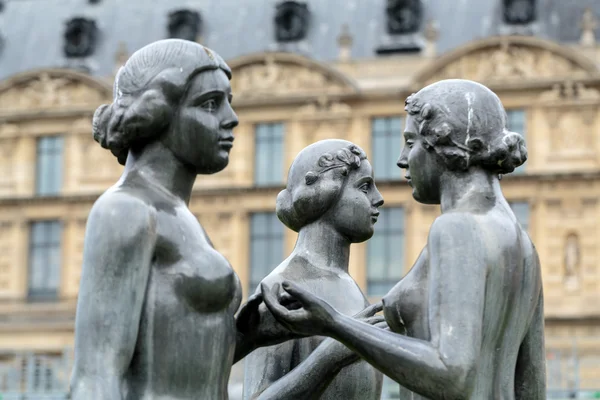 Париж - Бронзовая скульптура "Три нимфы" Аристида Майоля в саду Тюильри — стоковое фото