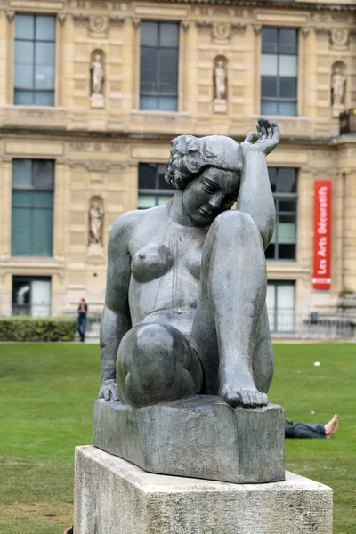Paříž - bronzová socha noci aristide maillol v Tuilerijských zahrad — Stock fotografie