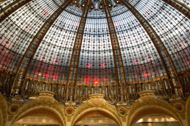 Paris'te Galeries Lafayette iç.