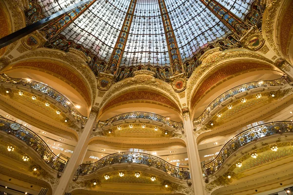 Galeries Lafayette belső Párizsban. — Stock Fotó