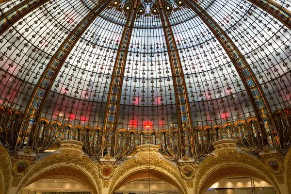 Galeries Lafayette belső Párizsban. — Stock Fotó