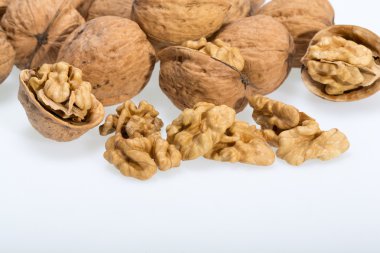 Ceviz ve kırık ceviz beyaz arka planda izole edilmiş.